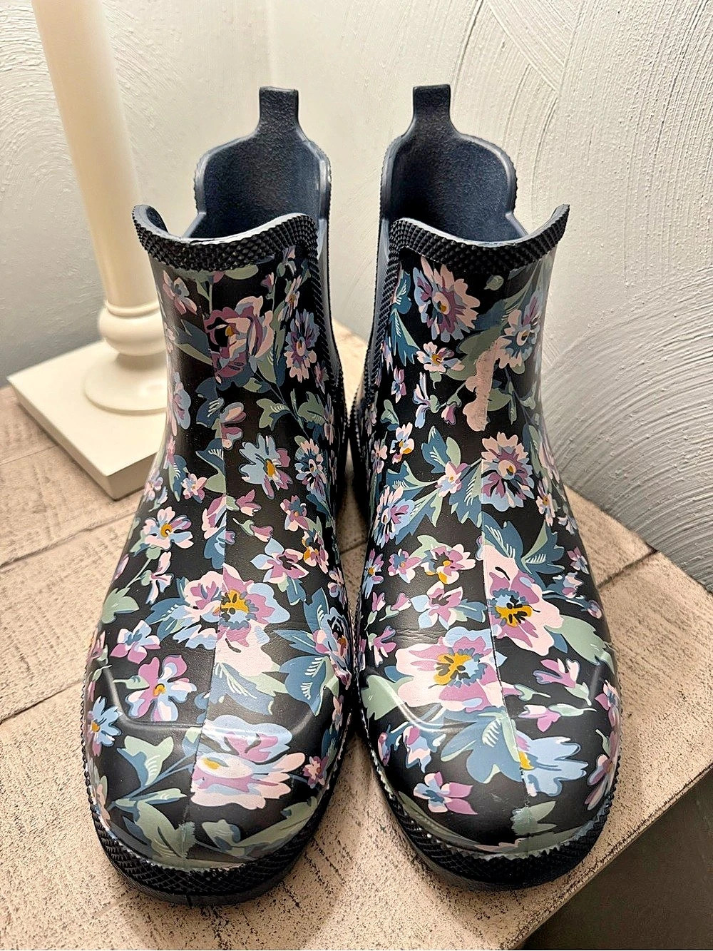 Vera Bradley Floral Rain Boots in Navy & Multicolor Like New